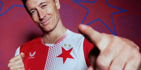 开云体育-莱万半场进乌龙，布拉格斯拉维亚将莱万巴萨球衣P成自己球衣